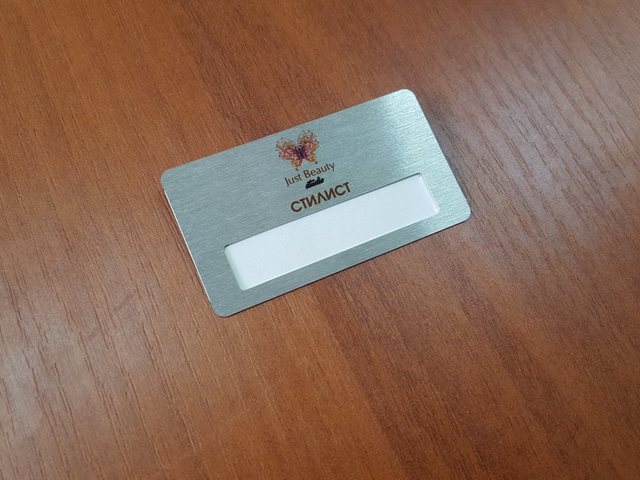 металический бейджик с окном для стилиста